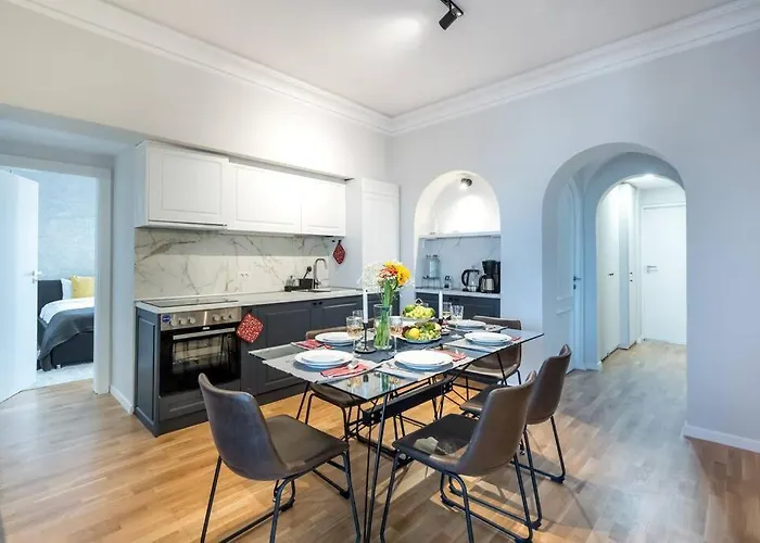 Апартаменти Superb Views 3br Midtown Flat - 3 Balconies Бухарест