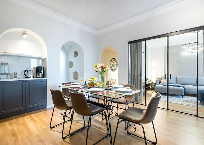 Апартаменти Superb Views 3br Midtown Flat - 3 Balconies