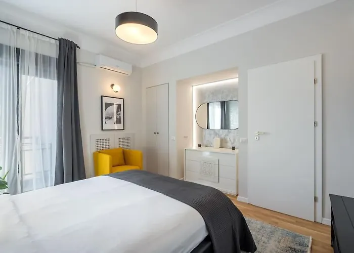 Daire Superb Views 3br Midtown Flat - 3 Balconies Bükreş