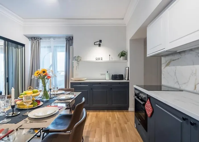 Апартаменти Superb Views 3br Midtown Flat - 3 Balconies *